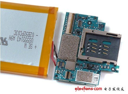 邏輯板的近鏡，由于這是一個兩層厚的板子，所以我們不能看到里面的元器件。我們也沒找到任何方法安全地撬開這兩層板子，因此我也不能告訴你們里面是什么