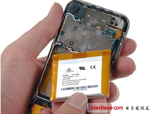 拿下來(lái)看到這是一塊3.7V的Li-Ion聚合物電池，同時(shí)可以看到至少兩根連接到邏輯板的天線接線