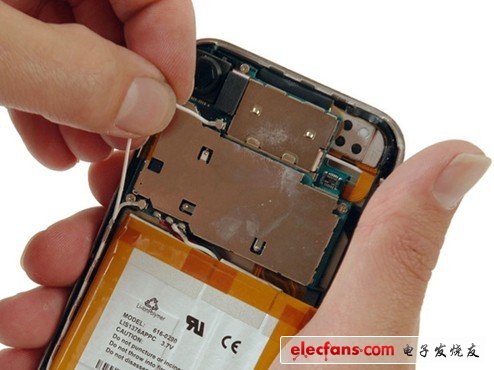 斷開(kāi)天線連接線，在天線連接器下面有一些膠水，估計(jì)是為了固定的，由這里可以看出手機(jī)設(shè)計(jì)者對(duì)這個(gè)產(chǎn)品的可靠性的重視
