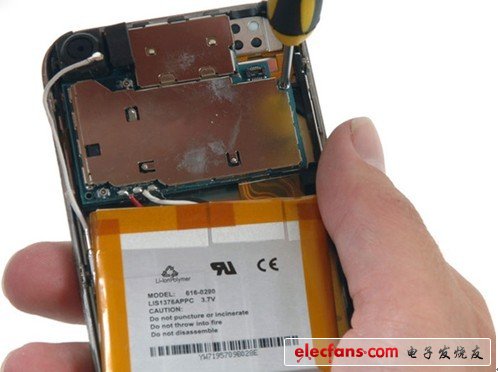 擰掉將邏輯板固定在前面板的螺絲，螺絲所在的位置是：螺絲起子那個位置、右上角黑色相機(jī)下面、連接到邏輯板的電池連接線的左邊