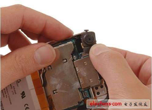 移開(kāi)聽(tīng)筒上方的相機(jī)。很遺憾，到這里我們還沒(méi)有看到任何軟件設(shè)置，有的只是一些簡(jiǎn)單的操作