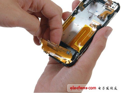 從黑色的大塑料上撕下天線覆蓋薄片，這時(shí)你可以看到為什么iPhone背部下端有一部分是黑色的了，這一整個(gè)區(qū)域都被天線包圍