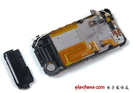 移開覆蓋在天線上的空心的黑色塑料塊，我們可以看到里面還有一些空間，這也是唯一可以開放的內(nèi)部空間