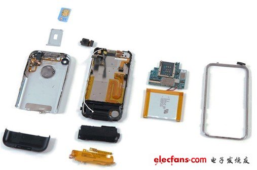 手機(jī)已經(jīng)完全分離了，手機(jī)總共用了16個(gè)螺絲，而不像IPOD那樣只用三顆螺絲