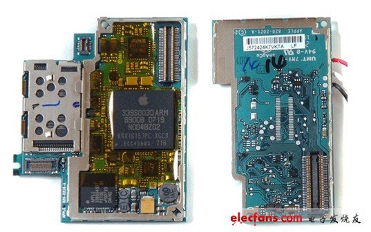 經(jīng)過(guò)深入研究，我們終于找到了安全地分離邏輯板的方法。左邊版金屬保護(hù)層下面是三星型號(hào)為K9MCGD8U5M的芯片，4G版本上面的芯片型號(hào)則是K9HBG08U1M