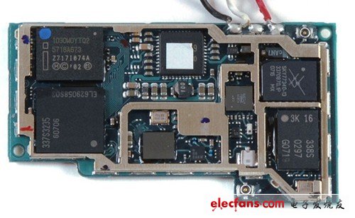 底部中心那個(gè)看起來很模糊的芯片實(shí)際上有MARVELL， W8686B13， 702AUUP.這些文字在其上面。這是Marvell