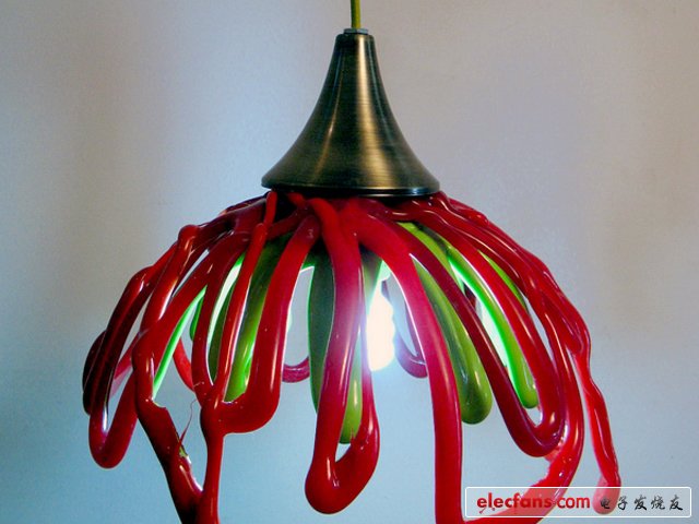 廢棄塑料制作的環(huán)保吊燈:來自特拉維夫的設(shè)計(jì)師Shahar Kagan和Itai Arbel 將以色列廢品回收廠里的廢棄塑料作為它設(shè)計(jì)的基礎(chǔ)材料