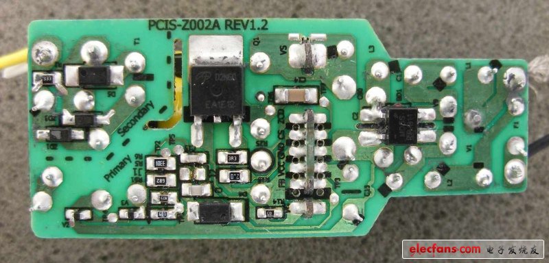電路板內(nèi)置了一個變壓器，幾個電容器和一個功率晶體管