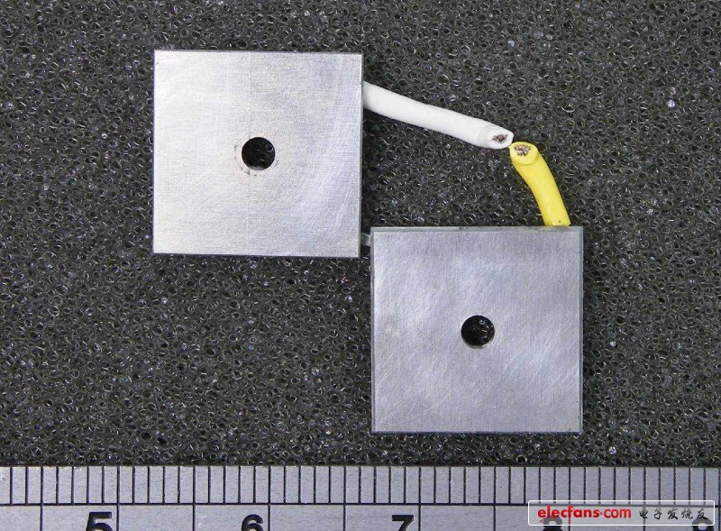 由于LEDs容易過熱，發(fā)射極背面的設(shè)計就專門針對解決LED散熱問題的