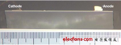 見上圖，LED芯片核心部分對角線橫截面圖樣，可測得約為0.1mm。GaN層的表面是薄薄的柵欄層。用陰極追蹤查探得知電極位于很靠近中心位置