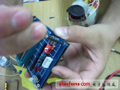 自己做了個(gè)單片機(jī)最小系統(tǒng)