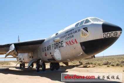 NASA 5-52：上圖是U.S. Air Force/NASA B-52，這是用來(lái)為一系列裝有火箭發(fā)動(dòng)機(jī)的航天器進(jìn)行墜落測(cè)試的