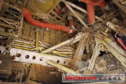 B52的“內(nèi)臟“：B52的內(nèi)部，如圖所示，看到了在前起落架下面的八引擎戰(zhàn)略轟炸機