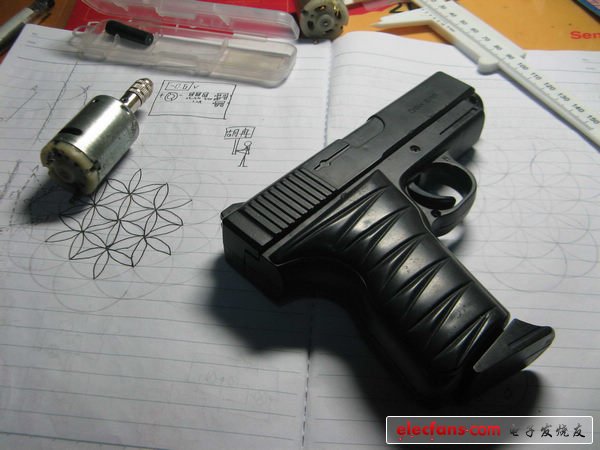 牛人打造的多功能手電鉆（動(dòng)手能力超強(qiáng)）