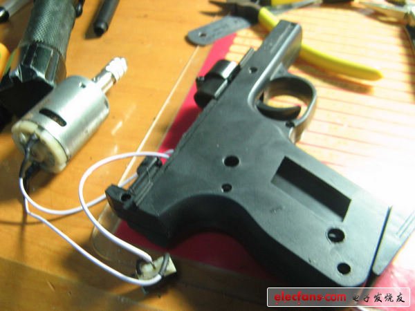 牛人打造的多功能手電鉆（動(dòng)手能力超強(qiáng)）