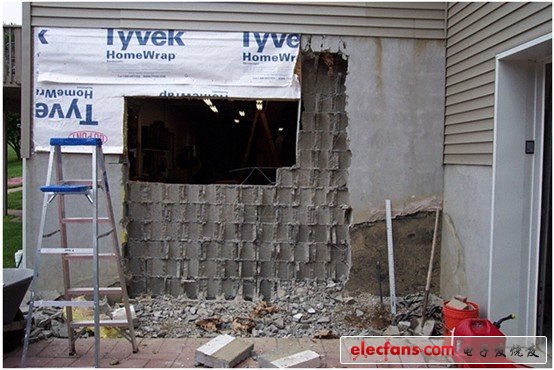 Santini從其地下室商店開(kāi)了一個(gè)門(mén)口同時(shí)裝上一個(gè)車庫(kù)門(mén)來(lái)吧汽車弄出去