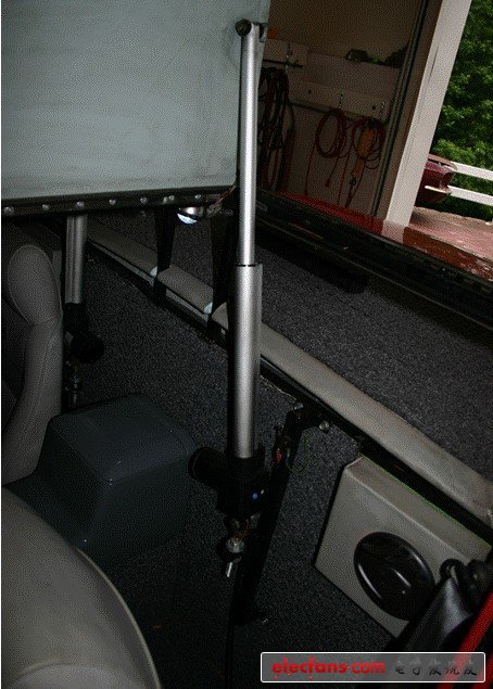 用機(jī)械架構(gòu)去解決鷗翼車門(mén)扭曲的問(wèn)題