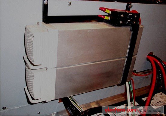 TDI的水銀電池充電轉(zhuǎn)換器，兩個(gè)和電池并聯(lián)擺在中間位置