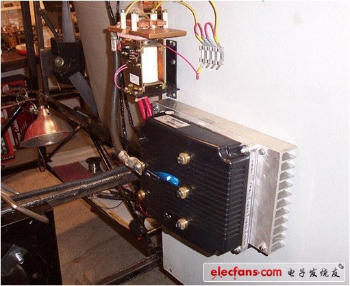 Curtis交流電動(dòng)機(jī)控制器，其電池/電動(dòng)機(jī)組合可以達(dá)到80馬力