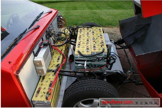 最新的20kwh鋰電池，每個(gè)小電池有一根線連到數(shù)據(jù)記錄器，因此所有的電池在充放電的時(shí)候都可以檢測(cè)