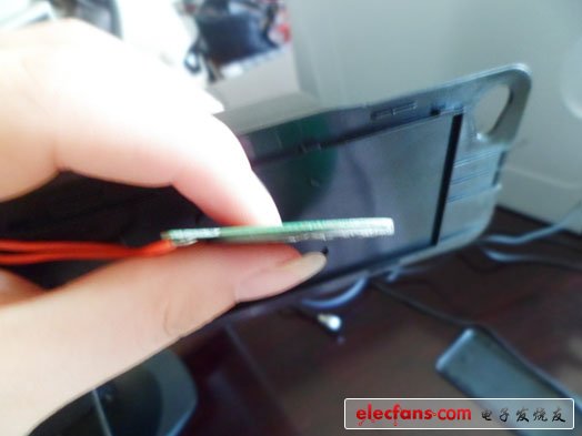 深圳市威特爾科技有限公司技術總監(jiān)趙志斌為我們展示接收組件（線圈+磁屏蔽物質，目前通常采用鐵氧體）