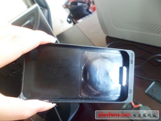 電力接受線圈和手機電池之間放置一個“隔金屬”的裝置，通常的技術是使用一個高導磁率的鐵氧體來做這個“隔金屬”裝置