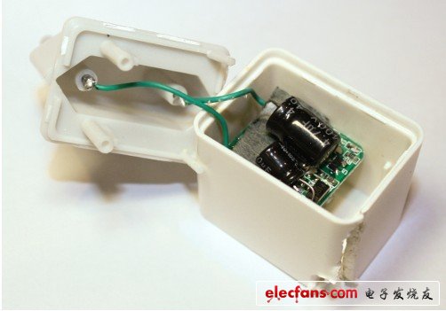 我買的那臺(tái)無牌充電器不考慮其歐洲標(biāo)準(zhǔn)的插頭，其長(zhǎng)度還超過一英寸