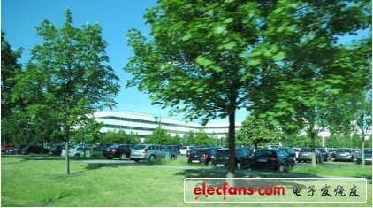 經(jīng)過(guò)二十分鐘的長(zhǎng)途跋涉，我們到達(dá)了格羅方德的FAB 1 complex工廠