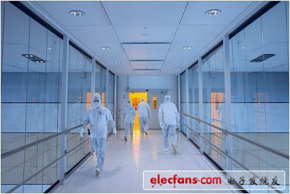 格羅方德的fab 1的五個潔凈室都是通過高架橋連接的，這樣的話潔凈室的清潔度得到保證