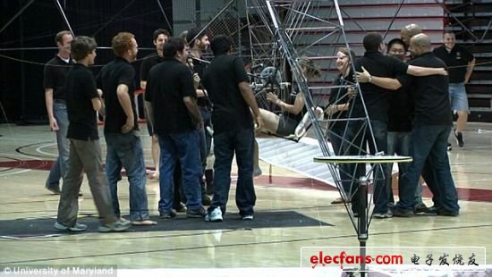 在維克斯勒成功駕駛Gamera I之后，現(xiàn)場(chǎng)的人陷入興奮之中