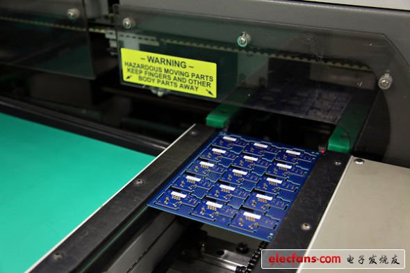 制造工廠，機(jī)器將芯片焊接到電路板上