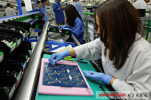 工廠的另一半是常常的流水線，工人在這里完成組裝