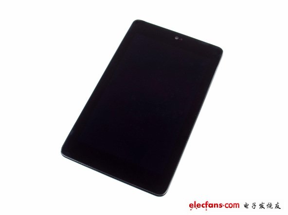 谷歌Nexus 7內(nèi)部主要硬件組成：8 or 16 GB 硬盤(pán)；1 GB RAM；四核Tegra 3處理器