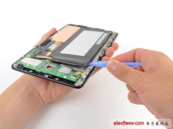 從上圖也可以看出，谷歌Nexus 7強(qiáng)大的4326 mAh， 16 Wh電池，在LTE環(huán)境下最大續(xù)航能力達(dá)到9:37小時(shí)