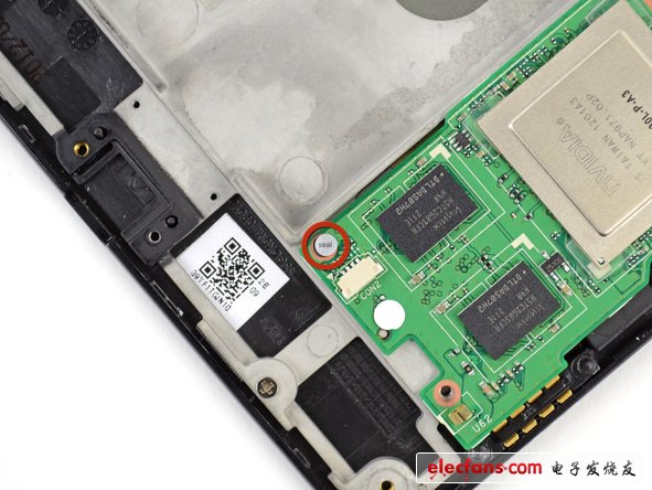 拆下Nexus 7 的主板可以看到，PCB電路板堆放著 1 GB Hynix H5TC2G83CFR DDR3 RAM，還有和 MacBook Pro Retina相同的功能模塊