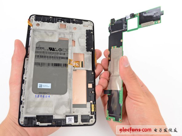 拆下Nexus 7 的主板可以看到，PCB電路板堆放著 1 GB Hynix H5TC2G83CFR DDR3 RAM，還有和 MacBook Pro Retina相同的功能模塊