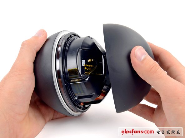 設(shè)備的半圓形頂蓋能夠被輕易拆下，沒(méi)有螺絲和膠水固定。