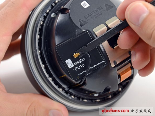 首先映入眼簾的是首個警告標識：有觸電危險，請勿打開。