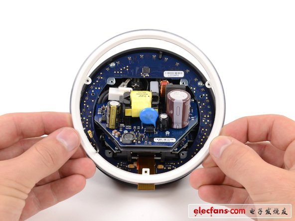 Nexus Q可以算作我們第一次碰到有如此多環(huán)形部件的設(shè)備。