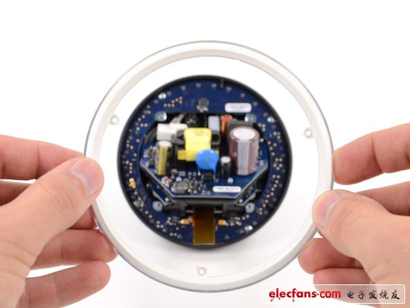 Nexus Q可以算作我們第一次碰到有如此多環(huán)形部件的設備。