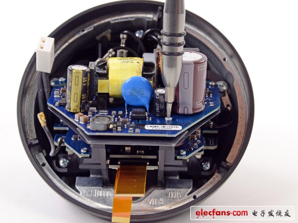 LED板上還設置了兩個德州儀器TLC5947 24通道，12位PWM LED驅動器，附帶內部振蕩器。