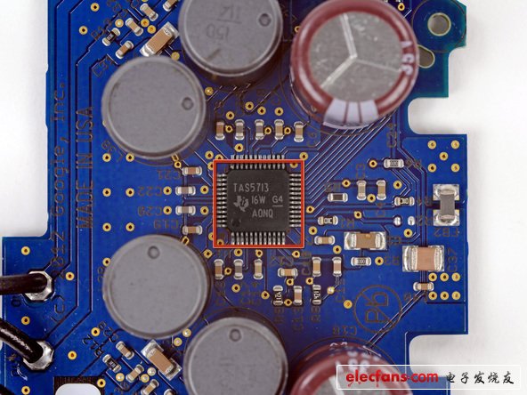 音頻板上配備的是德州儀器的TAS5713 25W數(shù)字音頻功率放大器，產(chǎn)地可能是德儀的任意工廠所在地。