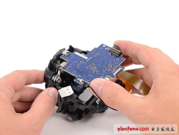 音頻板上配備的是德州儀器的TAS5713 25W數(shù)字音頻功率放大器，產地可能是德儀的任意工廠所在地。