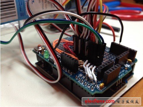 Fijibot是一個(gè)自制的，自我充電的photovore機(jī)器人，我用了一個(gè)1.5L的Fiji水瓶、Arduino Uno開(kāi)發(fā)板