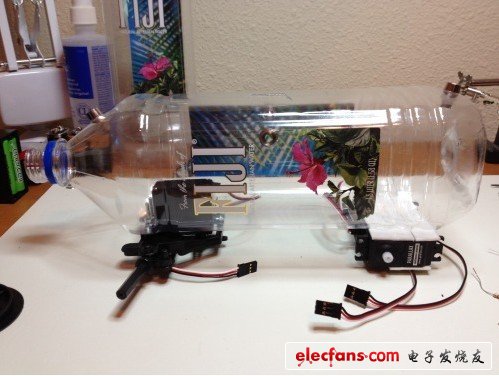 我用Arduino Ubo開發(fā)板來造這個機器人是因為對這個小工程來說，它是一個很棒的微控制器