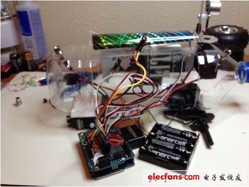 在Fiji水瓶的狹窄空間里面進(jìn)行布置的事情，我希望我可以輕易地將Arduino開(kāi)發(fā)板上如傳感器、伺服電機(jī)等所有器件輕易的連接上
