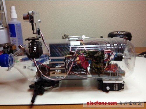 Fijibot的主要任務就是去尋找“食物”，它的“食物”就試試尋找陽光，通過背上的太陽能板為自己充電