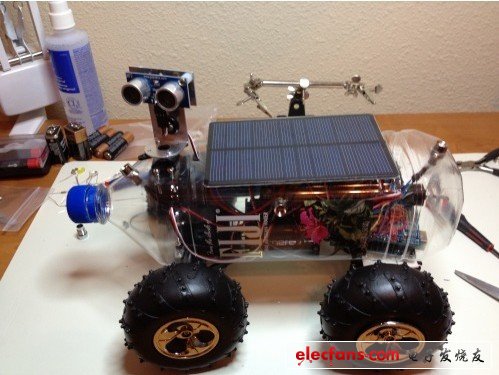 在尋找陽(yáng)光充電的時(shí)候，F(xiàn)ijibot通過(guò)Ping傳感器利用超聲波來(lái)避免碰上任何物體。主程序總是反饋一定范圍內(nèi)的障礙物信息