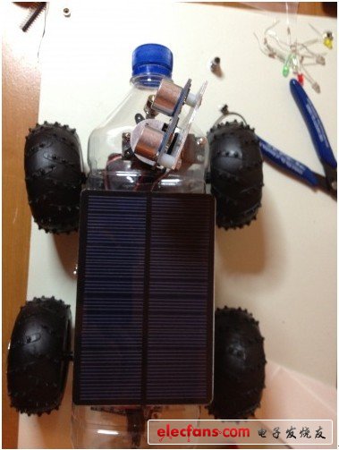 Fijibot包含了四個伺服電機，一個為每個后輪服務，一個旋轉其“頭部”（也就是Ping傳感器），一個去移動前軸向左或向右去轉彎，我從一個便宜的RC car取到了這些輪子和前端轉彎裝置