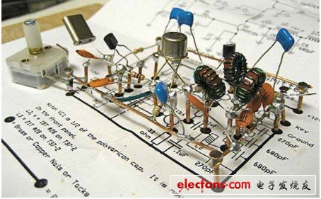 簡單地說，就是將電路圖放大至實物一樣大，然后按圖表來接線，接電源，接元器件